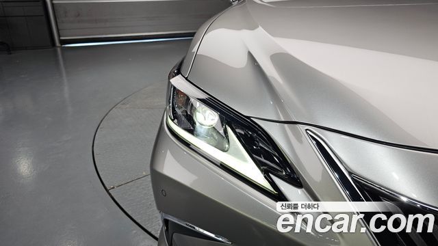 Lexus ES300h (VII) Executive 2019 — фото 22
