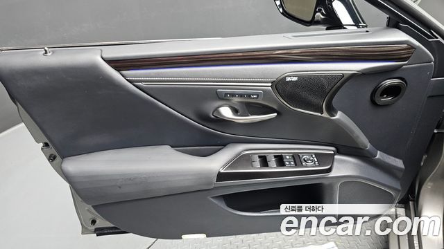 Lexus ES300h (VII) Executive 2019 — фото 24