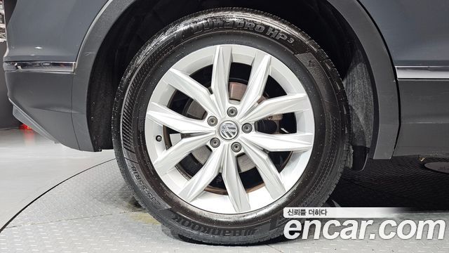Volkswagen Tiguan (II) 2.0 TDI Premium 2018 — фото 5