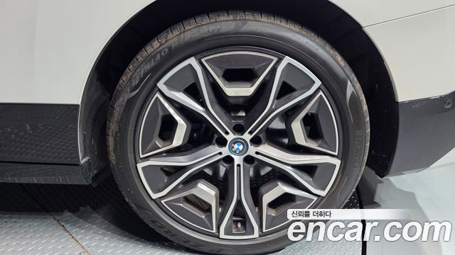 BMW iX xDrive M60 2024 — фото 27