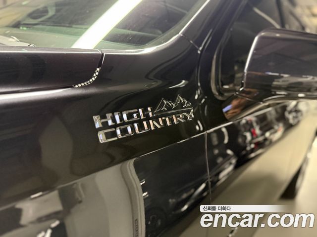 Chevrolet Tahoe 6.2 High Country 4WD 2023 — фото 10