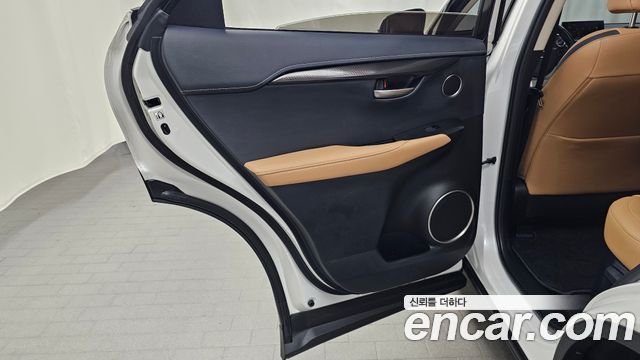 Lexus NX300h Supreme 2017 — фото 31