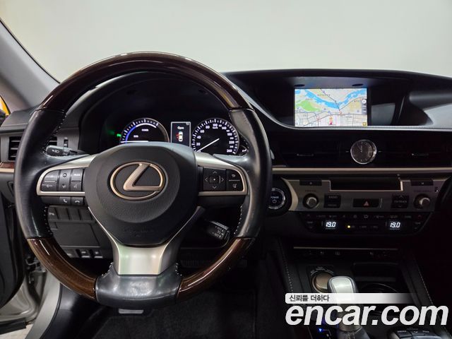Lexus ES300h Supreme XV60 2016 — фото 20