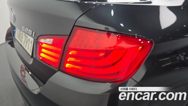 BMW 5 Series (F10) 528i 2012 — фото 23
