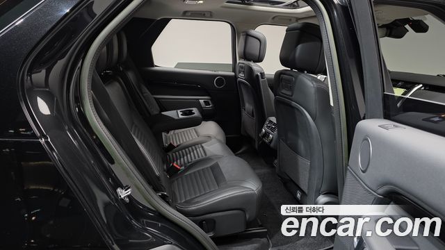 Land Rover Discovery 5 2.0 P300 SE 2023 — фото 12