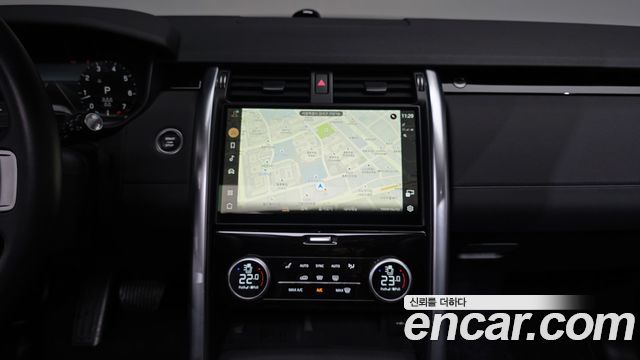 Land Rover Discovery 5 2.0 P300 SE 2023 — фото 14