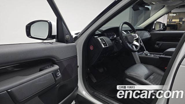 Land Rover Discovery 5 2.0 P300 SE 2023 — фото 10
