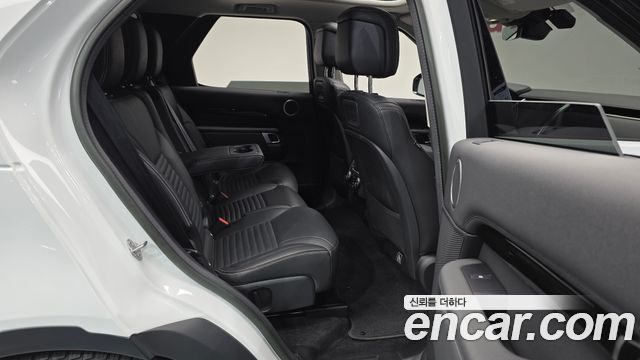 Land Rover Discovery 5 2.0 P300 SE 2023 — фото 12