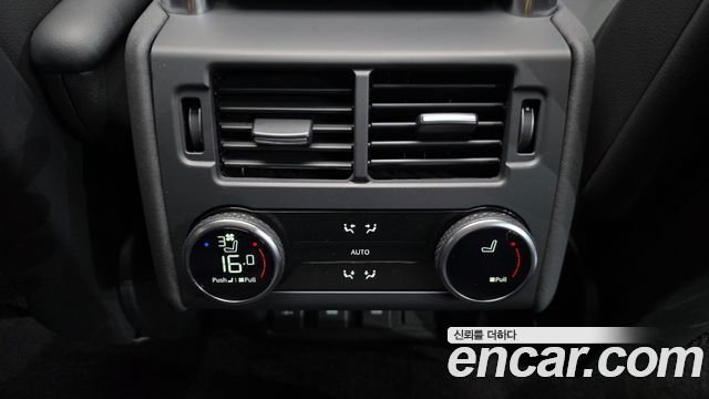 Land Rover Discovery 5 2.0 P300 SE 2023 — фото 18