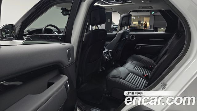 Land Rover Discovery 5 2.0 P300 SE 2023 — фото 26