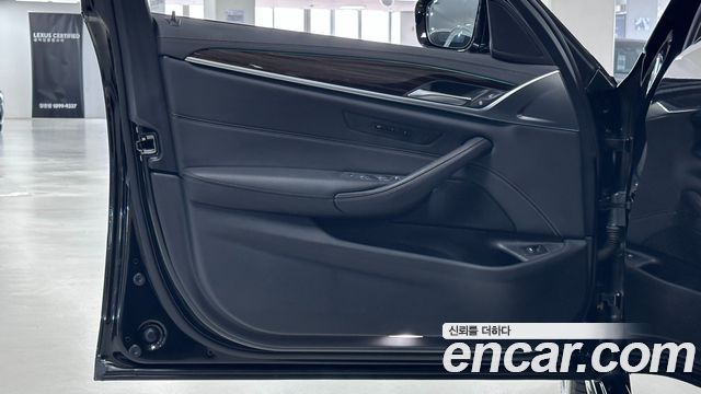 BMW 5 Series (G30) 523d Luxury 2023 — фото 17