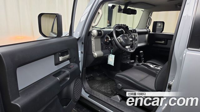 Toyota FJ Cruiser 4WD V6 2014 — фото 10