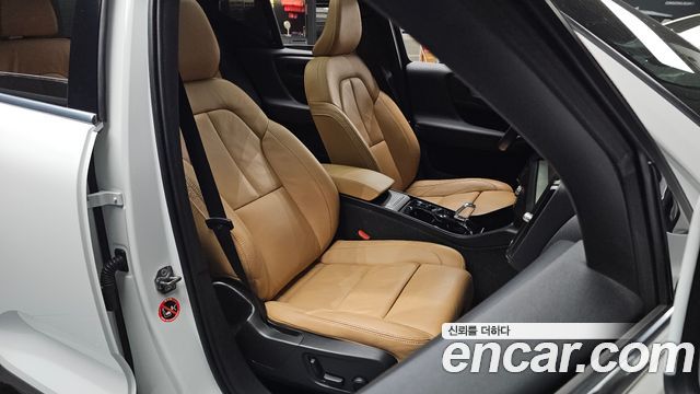 Volvo XC40 B4 Inscription 2022 — фото 10
