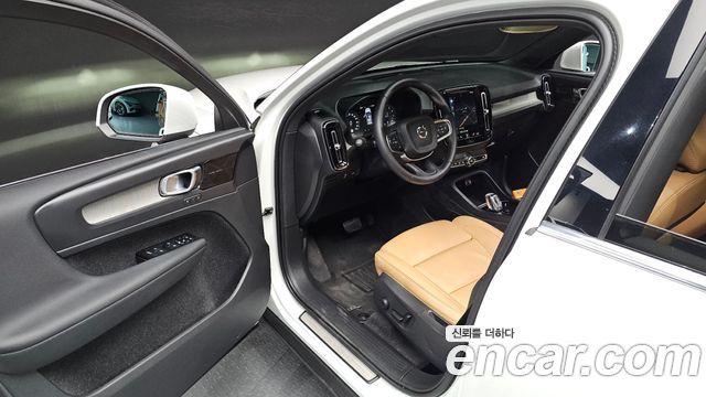 Volvo XC40 B4 Inscription 2022 — фото 11