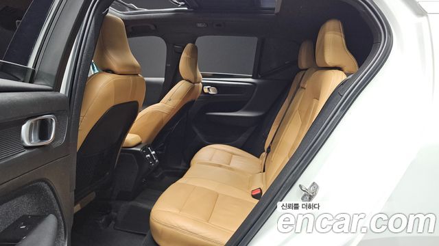 Volvo XC40 B4 Inscription 2022 — фото 12