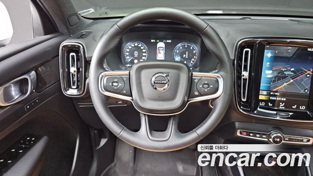 Volvo XC40 B4 Inscription 2022 — фото 13