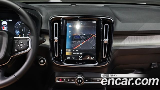 Volvo XC40 B4 Inscription 2022 — фото 14