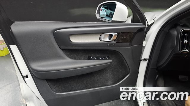 Volvo XC40 B4 Inscription 2022 — фото 24