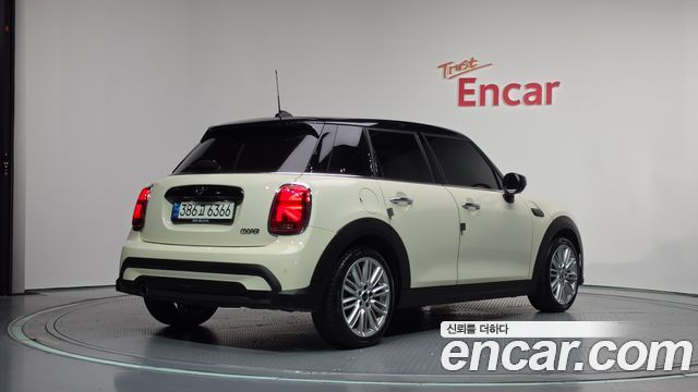 MINI Cooper 5Door Classic Plus Launch Pack Third Generation 2022 — фото 2