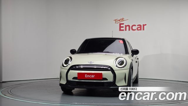 MINI Cooper 5Door Classic Plus Launch Pack Third Generation 2022 — фото 3