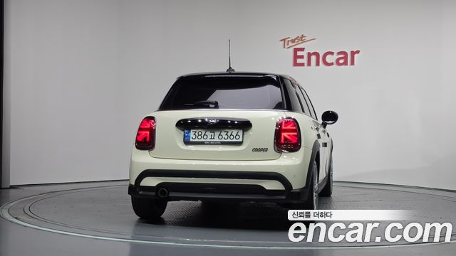 MINI Cooper 5Door Classic Plus Launch Pack Third Generation 2022 — фото 4
