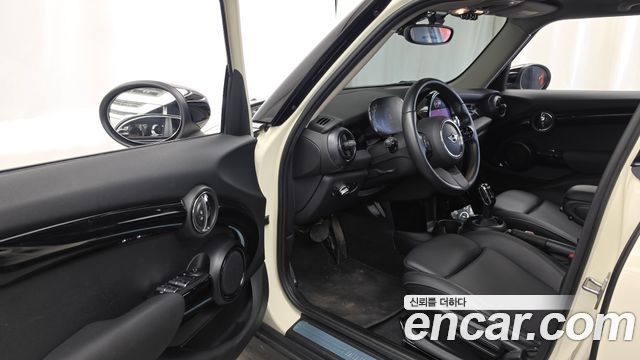 MINI Cooper 5Door Classic Plus Launch Pack Third Generation 2022 — фото 10