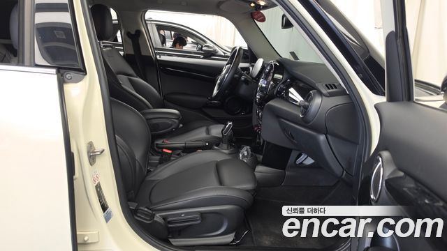 MINI Cooper 5Door Classic Plus Launch Pack Third Generation 2022 — фото 11