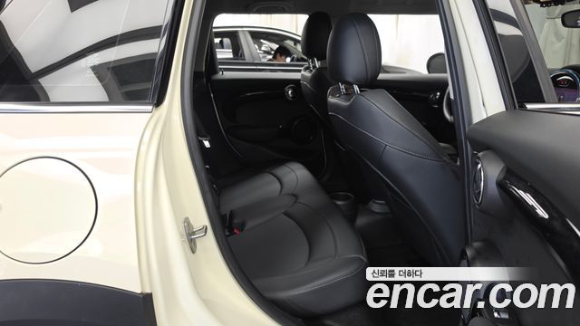 MINI Cooper 5Door Classic Plus Launch Pack Third Generation 2022 — фото 12