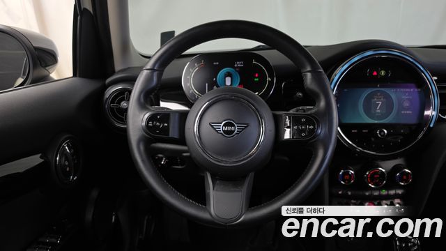 MINI Cooper 5Door Classic Plus Launch Pack Third Generation 2022 — фото 13