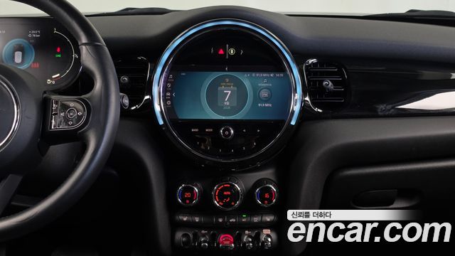 MINI Cooper 5Door Classic Plus Launch Pack Third Generation 2022 — фото 14
