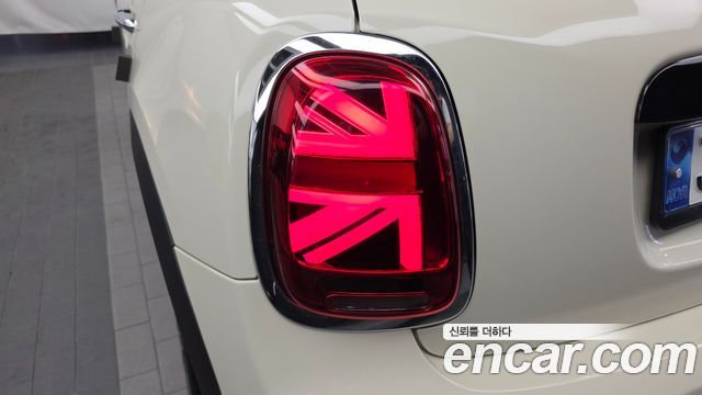 MINI Cooper 5Door Classic Plus Launch Pack Third Generation 2022 — фото 23