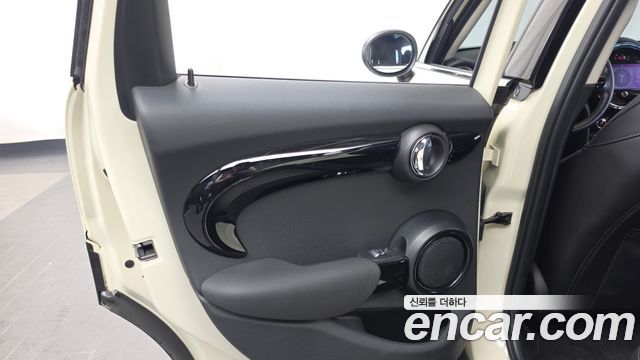 MINI Cooper 5Door Classic Plus Launch Pack Third Generation 2022 — фото 25
