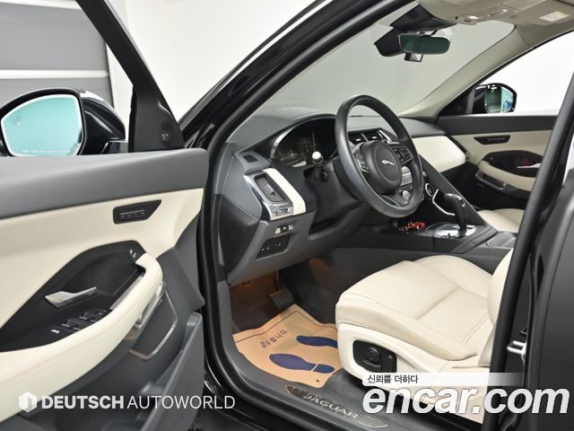 Jaguar E-PACE P250 SE 2018 — фото 15