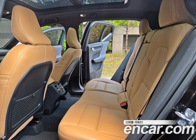 Volvo XC40 B4 Inscription 2021 — фото 16