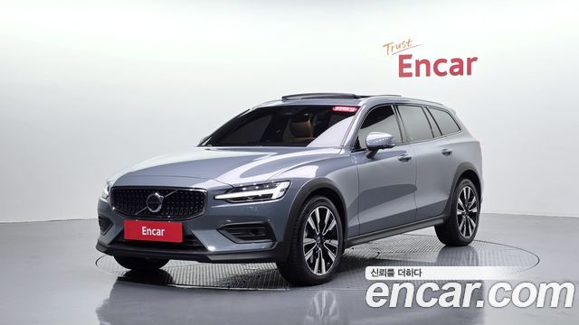 Volvo V60 Cross Country (II) B5 Ultimate AWD 2023 — фото 11