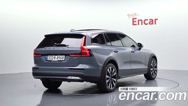 Volvo V60 Cross Country (II) B5 Ultimate AWD 2023 — фото 2