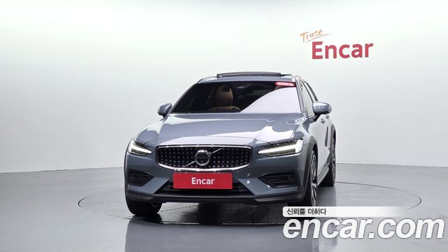 Volvo V60 Cross Country (II) B5 Ultimate AWD 2023 — фото 3