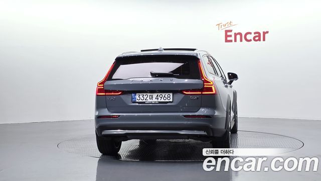 Volvo V60 Cross Country (II) B5 Ultimate AWD 2023 — фото 4