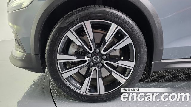 Volvo V60 Cross Country (II) B5 Ultimate AWD 2023 — фото 5