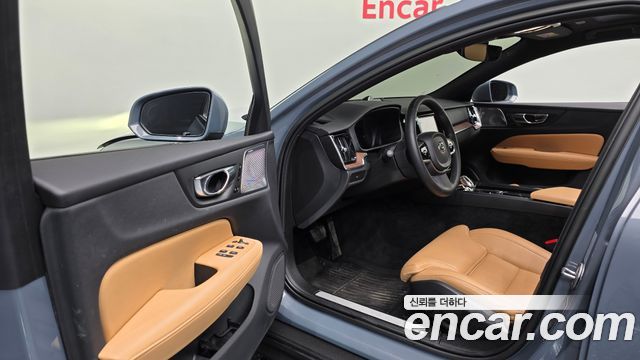 Volvo V60 Cross Country (II) B5 Ultimate AWD 2023 — фото 10