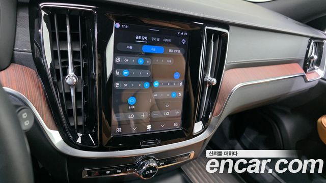 Volvo V60 Cross Country (II) B5 Ultimate AWD 2023 — фото 21