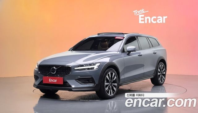 Volvo V60 Cross Country (II) B5 Ultimate AWD 2023 — фото 1
