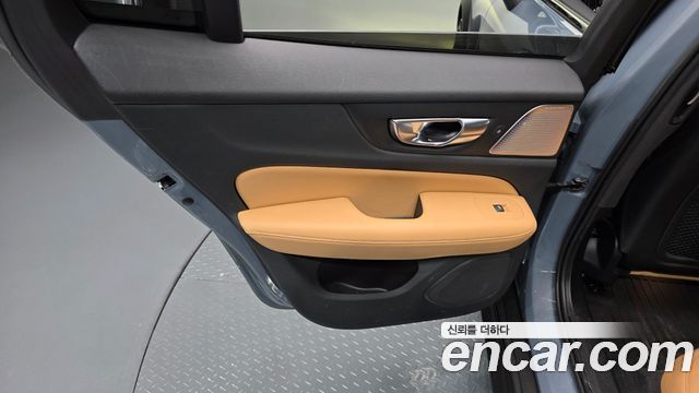 Volvo V60 Cross Country (II) B5 Ultimate AWD 2023 — фото 31