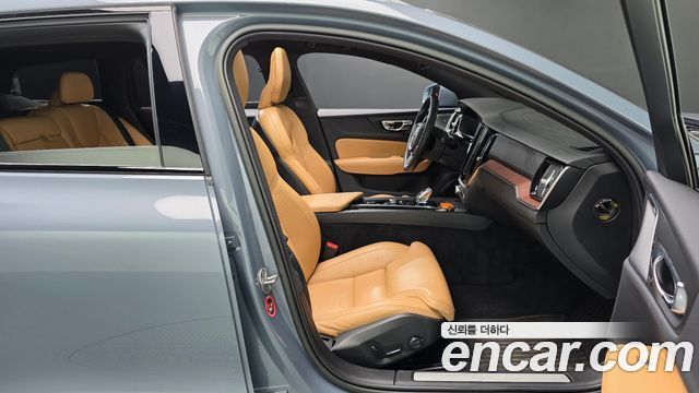 Volvo V60 Cross Country (II) B5 Ultimate AWD 2023 — фото 32