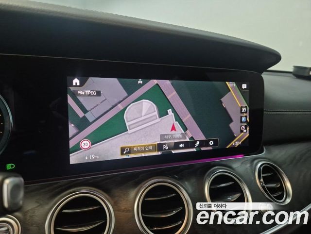 Mercedes-Benz E-Class (W213) E220d 4MATIC AMG Line 2023 — фото 17