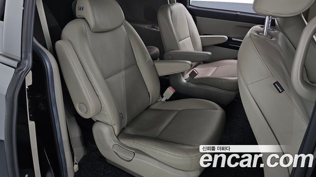 Kia Carnival 9-Seater Prstige 2020 — фото 11