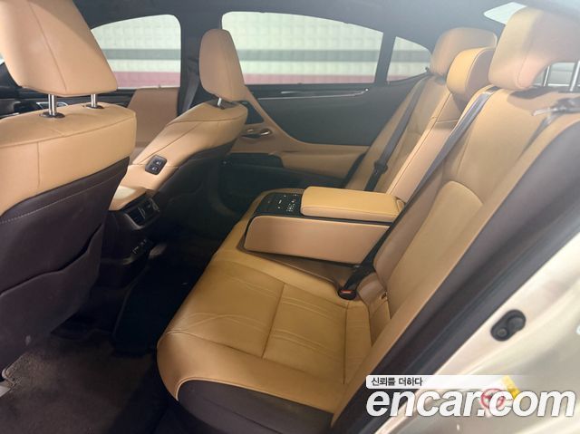 Lexus ES300h (VII) Executive 2020 — фото 10