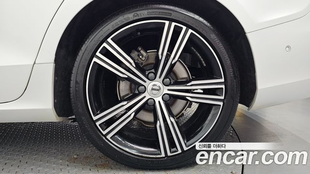 Volvo S60 (III) T5 Inscroption 2020 — фото 21