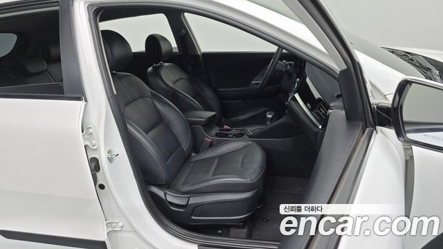Kia Niro 1.6 HEV Luxury 2020 — фото 26