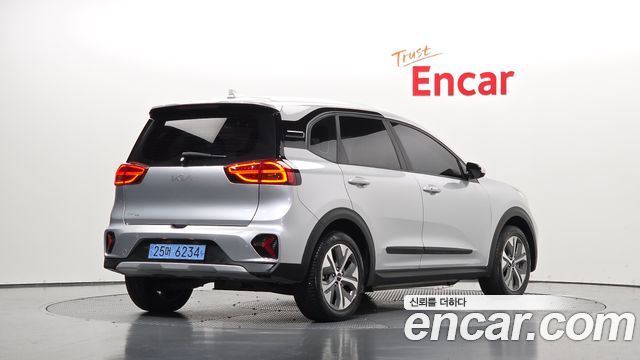 Kia Niro Plus Air 2023 — фото 2